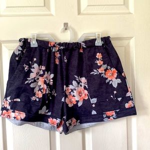 Floral pair of comfy shorts with elastic waist and 4 pockets